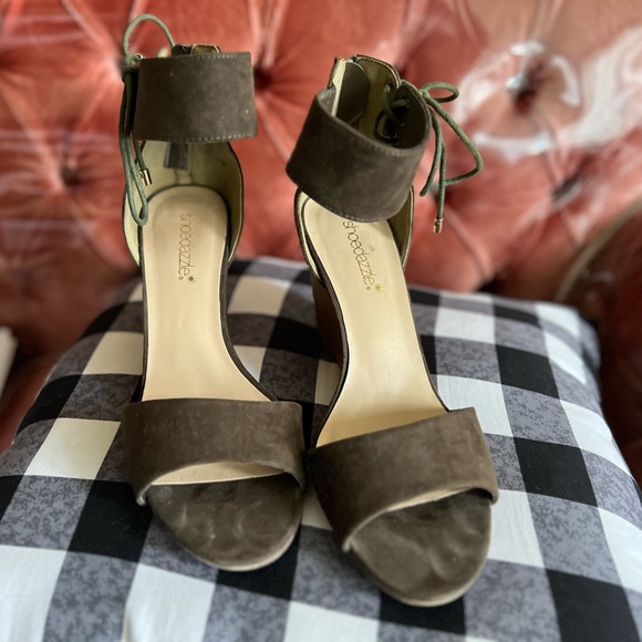 Olive green heels - Picture 7 of 9